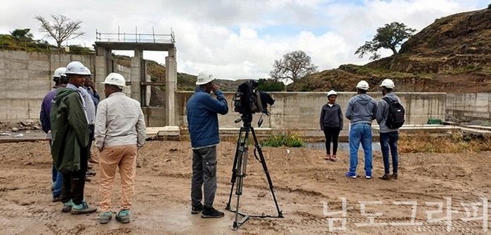 2019년 11월, 한국농어촌공사가 수행중인 해외기술엔지니어링사업(에티오피아 오로미아주 댐 및 관개수로 건설사업)이 현지 언론의 높은 관심을 받아 에티오피아 중앙방송(ETV) 인터뷰를 하고 있다..jpg